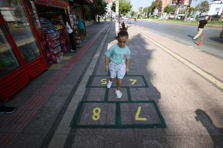 Büfeci kaldırıma seksek oyunu çizdi, yoldan geçenler oynadı