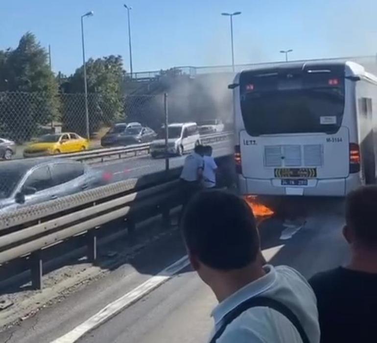 Küçükçekmece'de metrobüste yangın