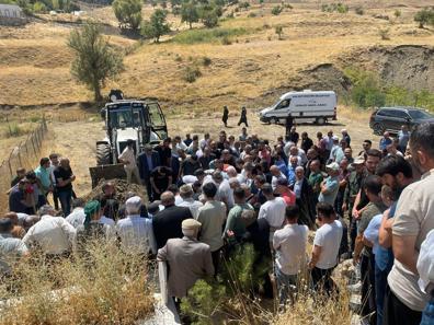 Şezlongda güneşlenirken üzerine baca kapağı düşen hemşire toprağa verildi