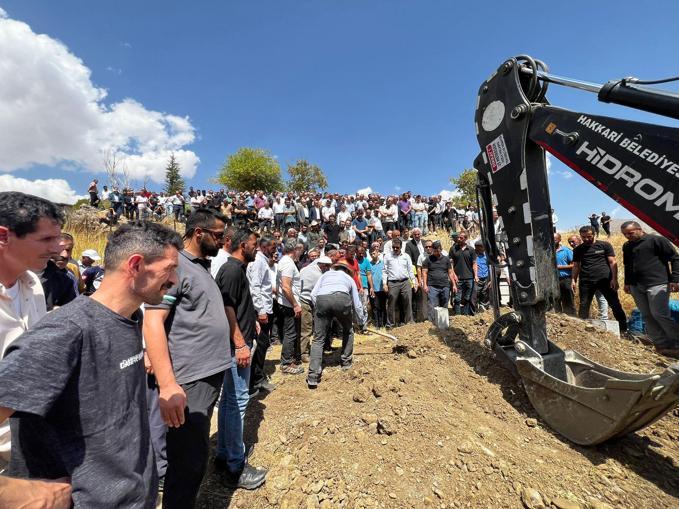 Şezlongda güneşlenirken üzerine baca kapağı düşen hemşire toprağa verildi