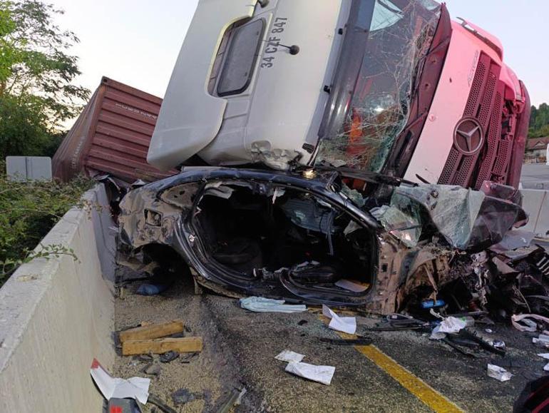 Otobüs ve hafif ticari araca çarpan TIR, otomobilin üzerine devrildi