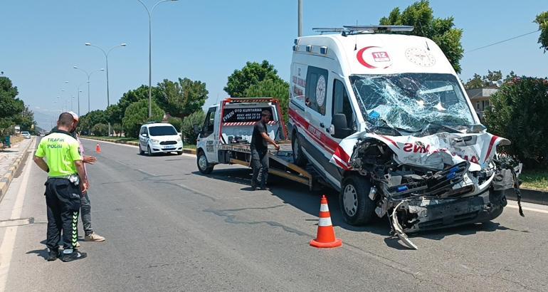 Tankere çarpan ambulansın sürücüsü ile 2 acil tıp teknisyeni yaralandı