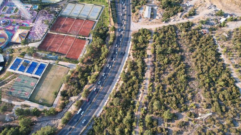 Bodrum'a tatilci akını; araç yoğunluğu dronla görüntülendi