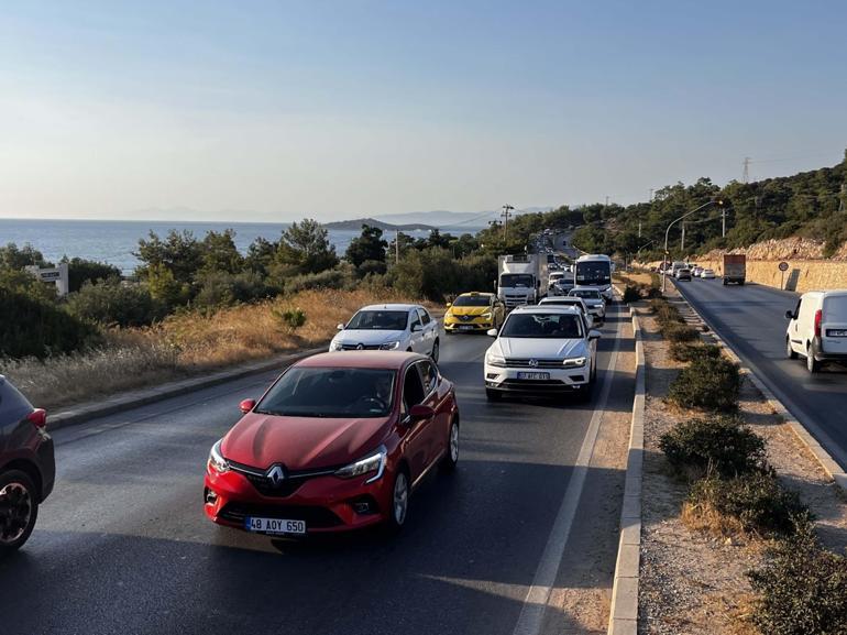 Bodrum'a tatilci akını; araç yoğunluğu dronla görüntülendi