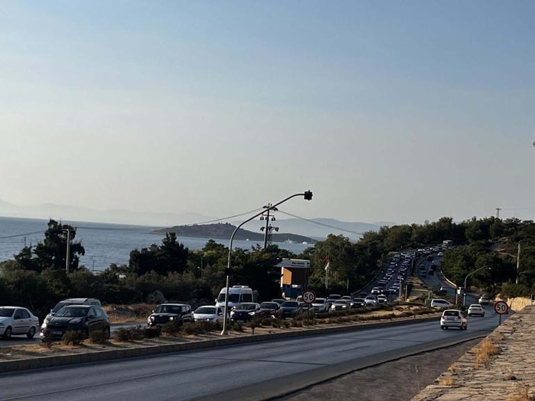 Bodrum'a tatilci akını; araç yoğunluğu dronla görüntülendi