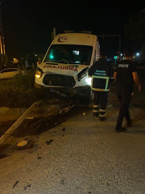 Mardin'de hasta taşıyan ambulans ile otomobil çarpıştı; 6 yaralı