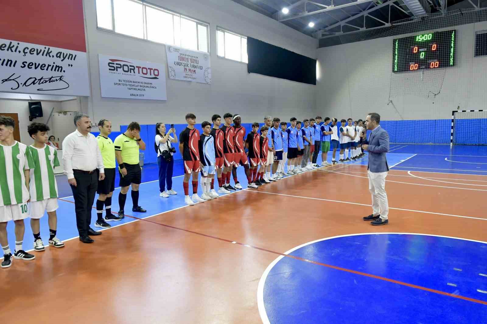 Futsal turnuvası il müdürlerinin vuruşuyla başladı