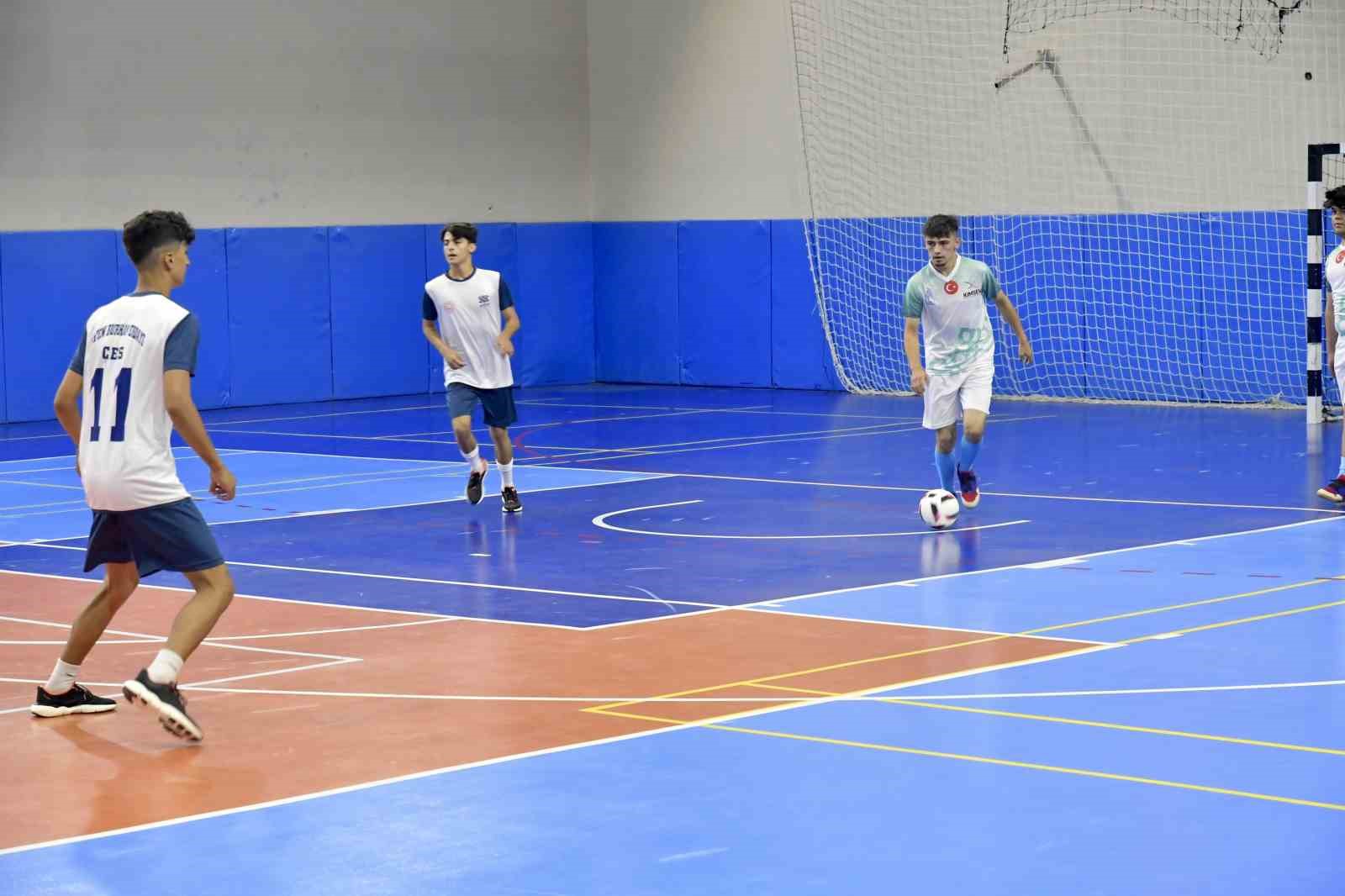 Futsal turnuvası il müdürlerinin vuruşuyla başladı