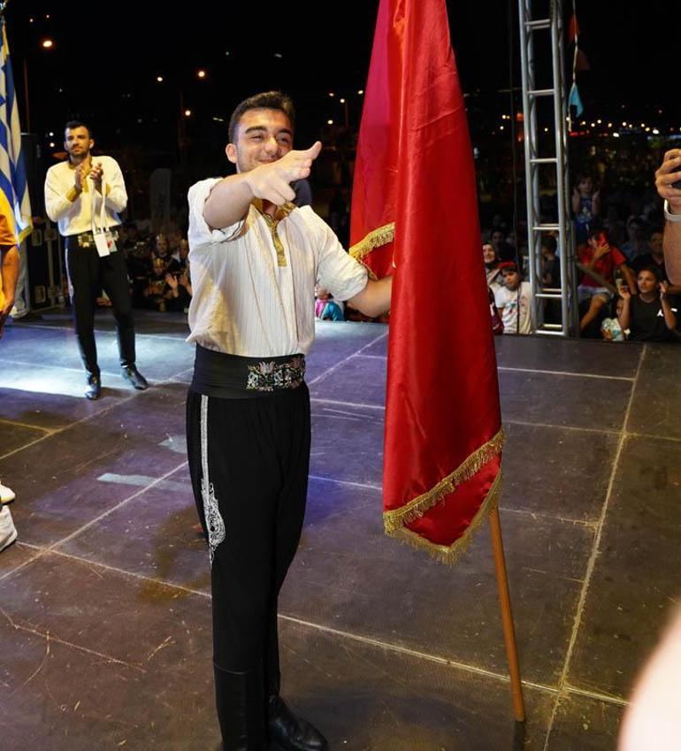 'En hızlı sıcak çay içme' yarışmasını kazandı, Yusuf Dikeç pozu verdi