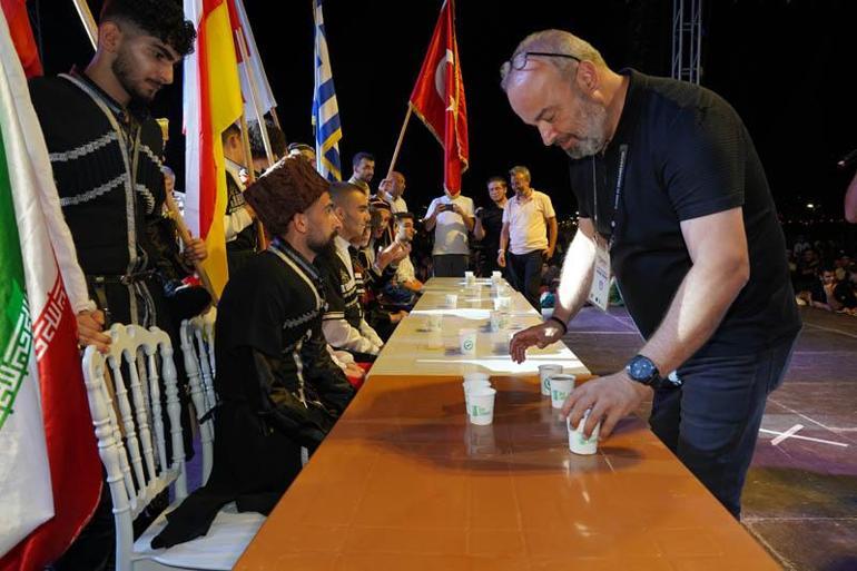 'En hızlı sıcak çay içme' yarışmasını kazandı, Yusuf Dikeç pozu verdi