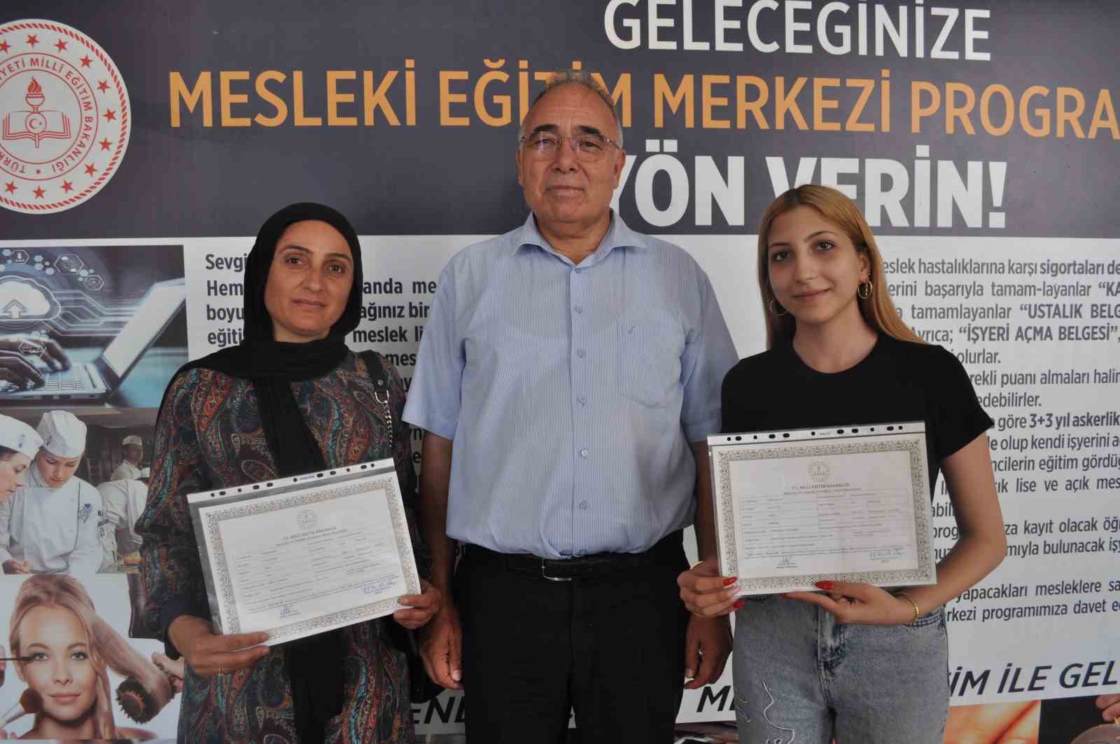 Lisede ilgi duydukları alanlarda staj yaparak hem mezun oldular hem de meslek öğrendiler