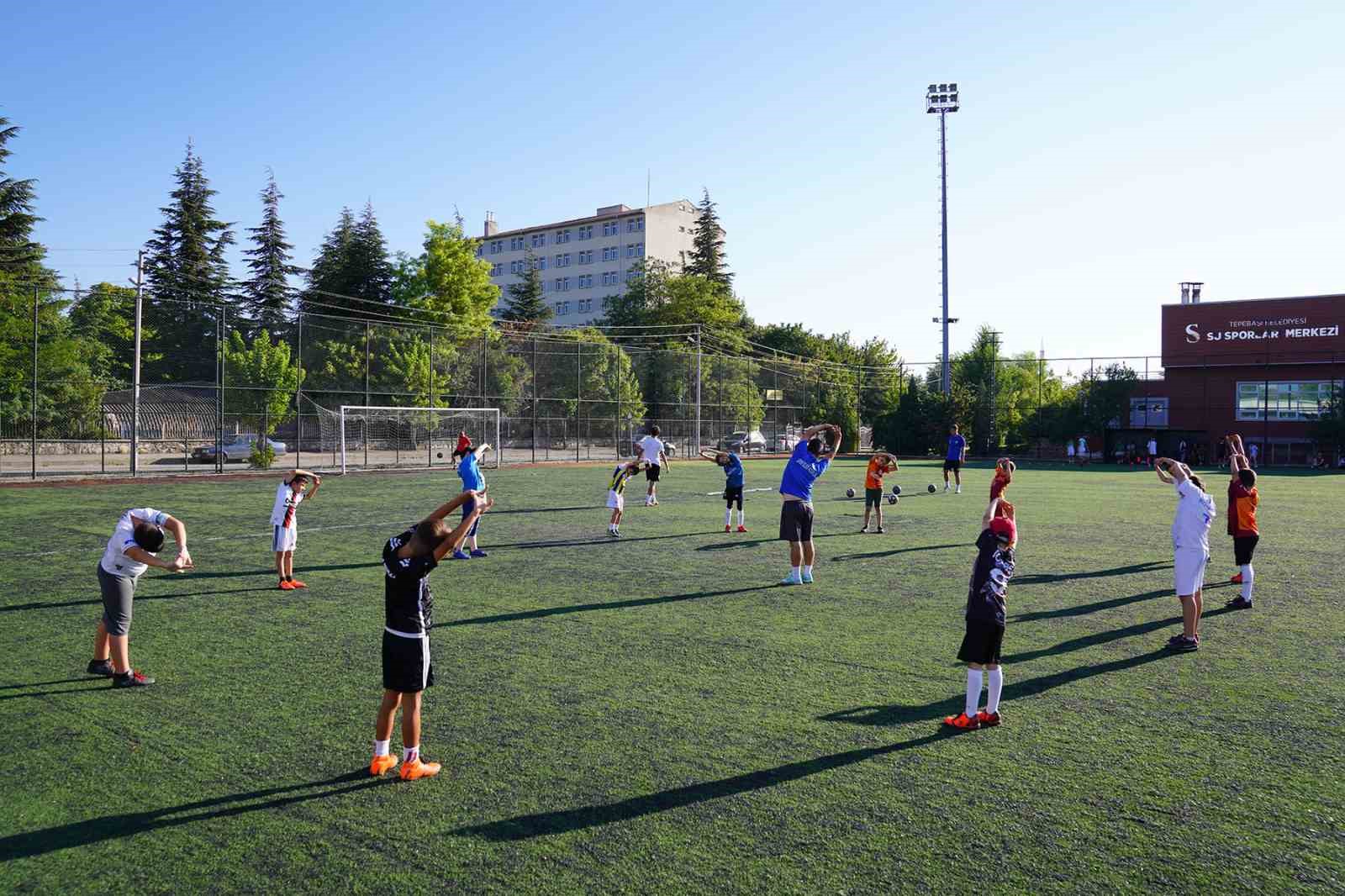 Tepebaşı Futbol Yaz Okulu cıvıl cıvıl