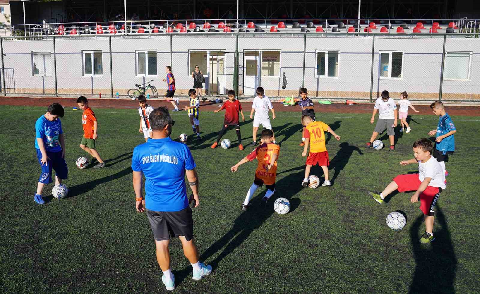 Tepebaşı Futbol Yaz Okulu cıvıl cıvıl