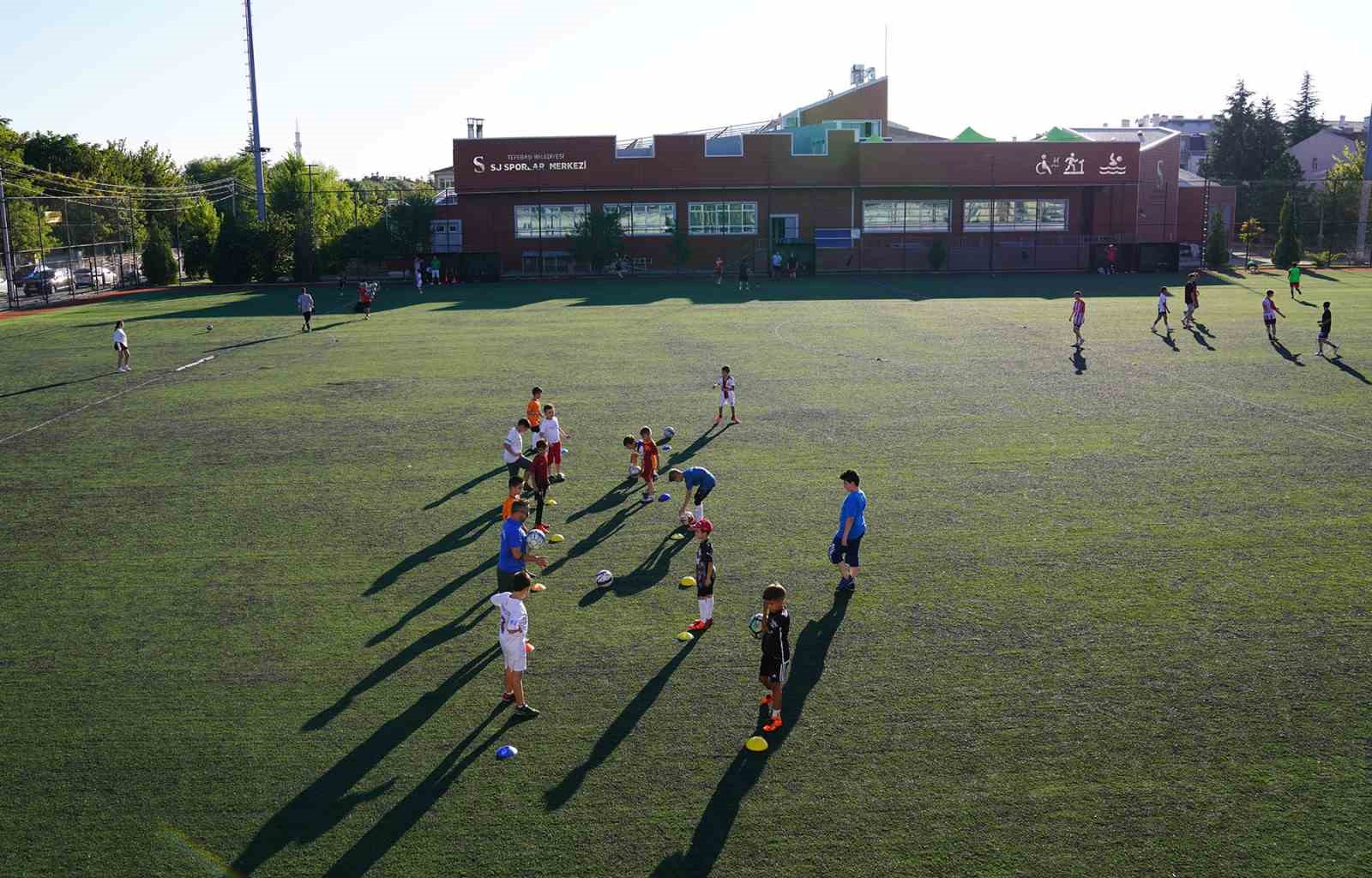 Tepebaşı Futbol Yaz Okulu cıvıl cıvıl