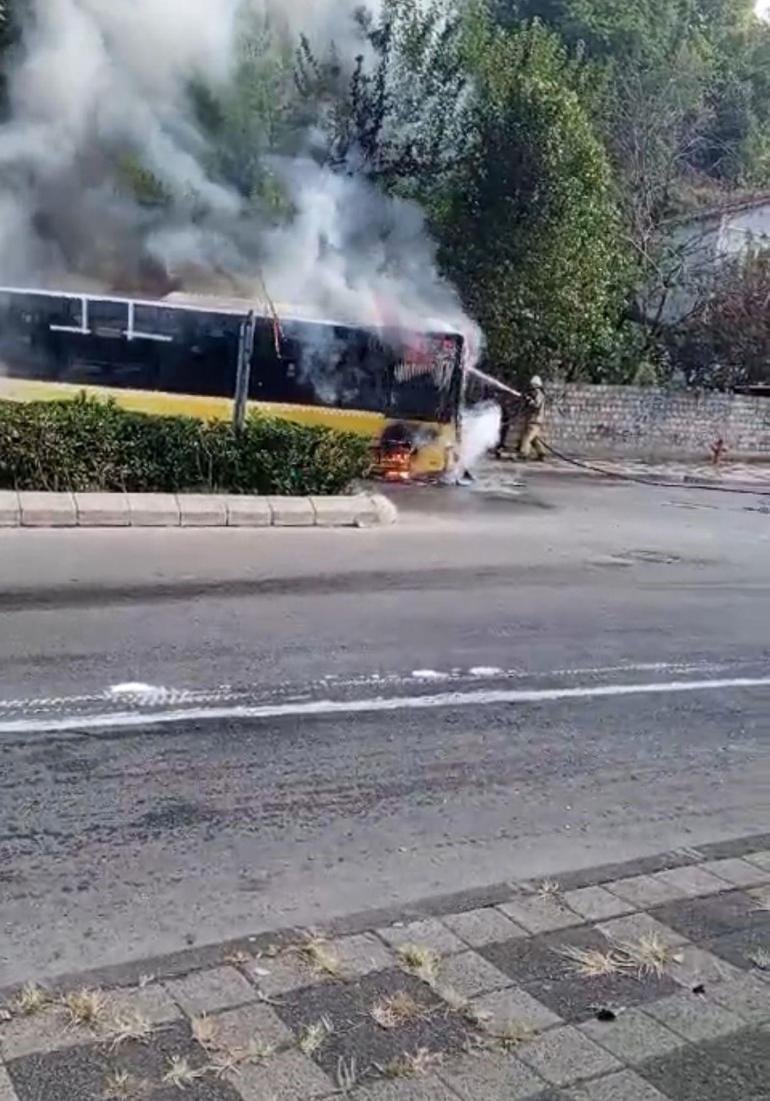 Ümraniye'de park halindeki İETT otobüsü alev alev yandı