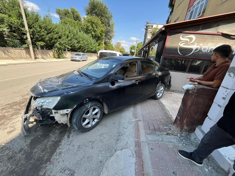 Otomobil, hafif ticari araç ve 2 kafeye çarptı; o anlar kamerada