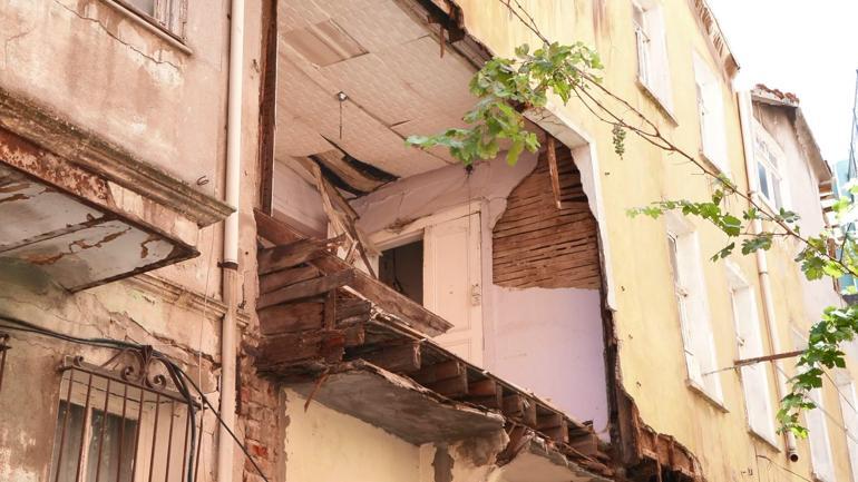 Balat’ta 2 katlı ahşap binada balkon çöktü