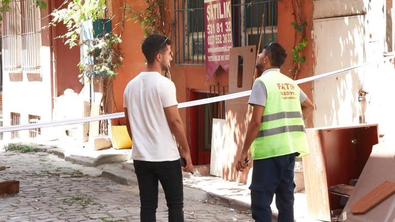 Balat’ta 2 katlı ahşap binada balkon çöktü