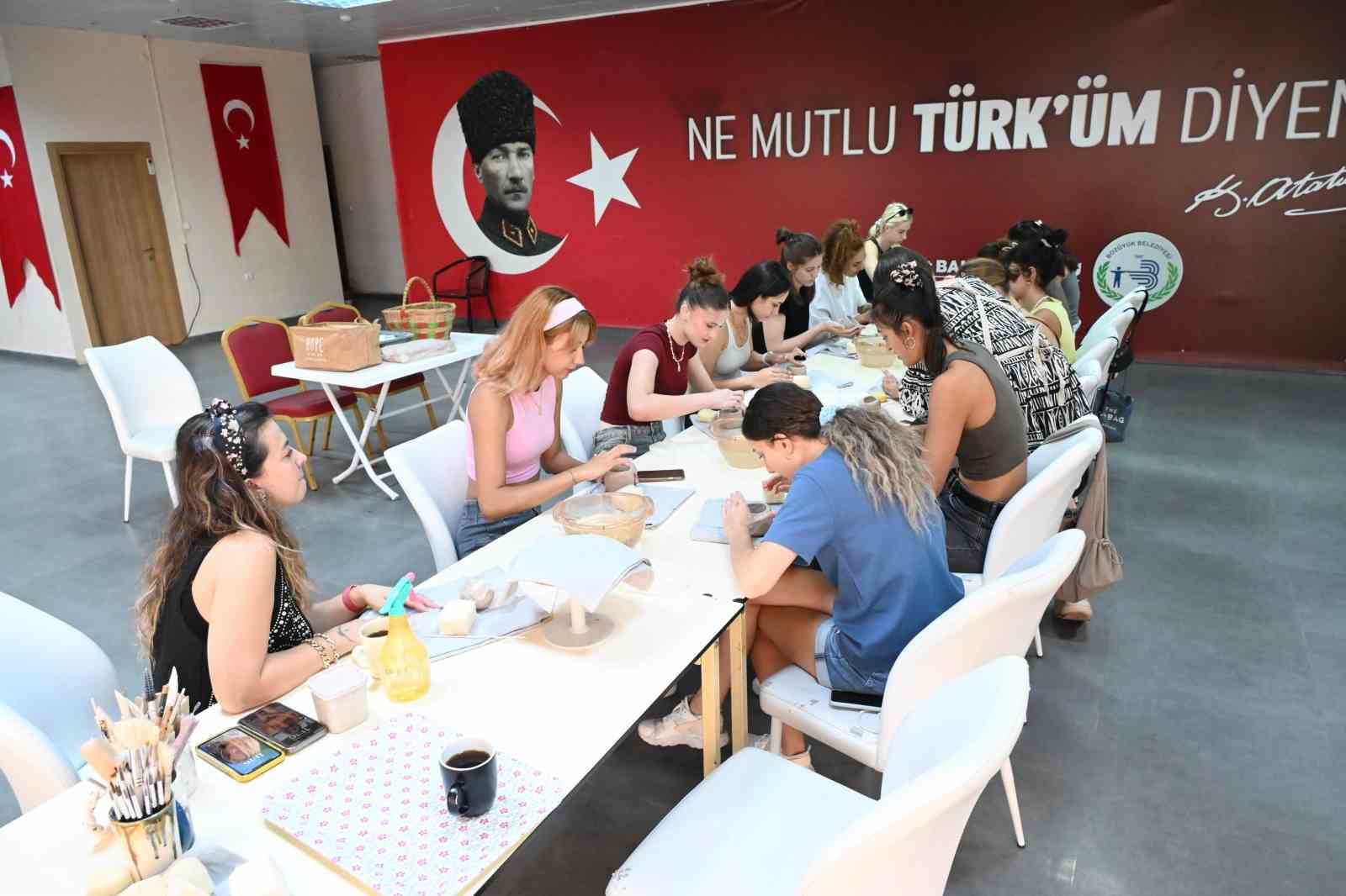 Seramikle Sanat Terapisi’ne katılan ’Bizim Kızlar’ stres attı