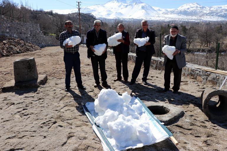 Kar yağmayınca boş kalan kar kuyuları, tankerlerle suyla dolduruluyor