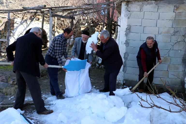 Kar yağmayınca boş kalan kar kuyuları, tankerlerle suyla dolduruluyor