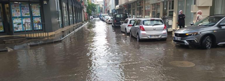 Ağrı'da sağanak; yollar göle döndü, sürücüler zor anlar yaşadı