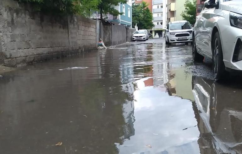 Ağrı'da sağanak; yollar göle döndü, sürücüler zor anlar yaşadı