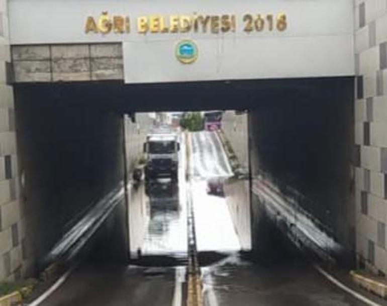 Ağrı'da sağanak; yollar göle döndü, sürücüler zor anlar yaşadı