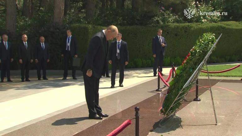 Putin, Haydar Aliyev’in mezarını ziyaret etti