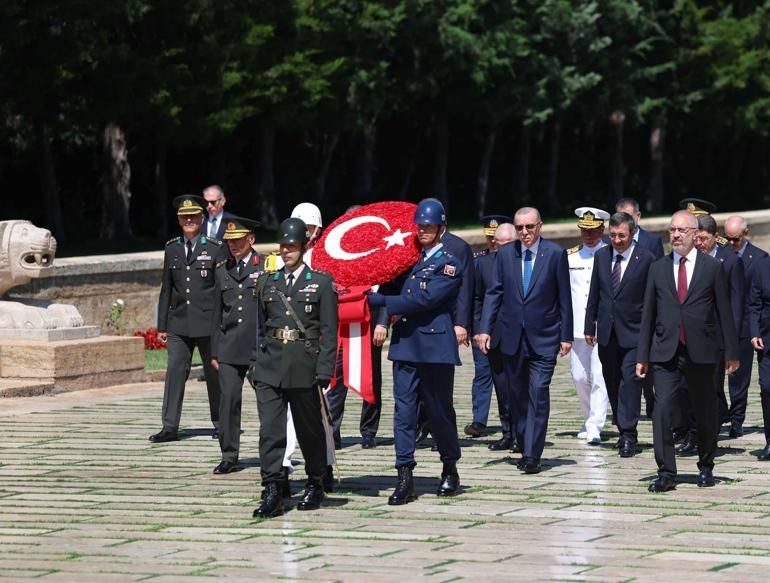 Cumhurbaşkanı Erdoğan, YAŞ üyeleri ile Anıtkabir'i ziyaret etti