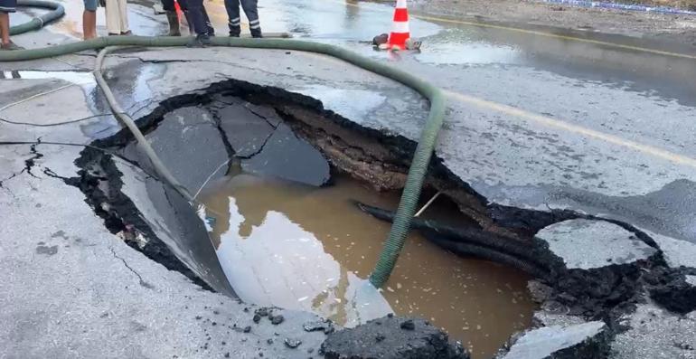 Bodrum'da ana isale hattı patladı; suyla dolan zincir market çalışanlarını vatandaşlar kurtardı