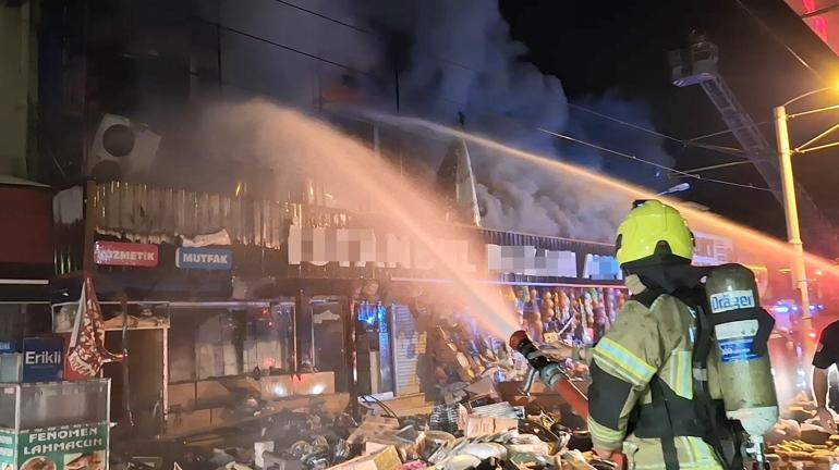 Bursa'da hediyelik eşya ve plastik malzeme satan mağaza alev alev yandı