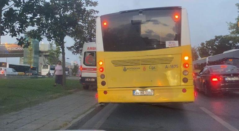 Şişli’de trafikte ilerleyemeyen ambulans kaldırımdan gitti