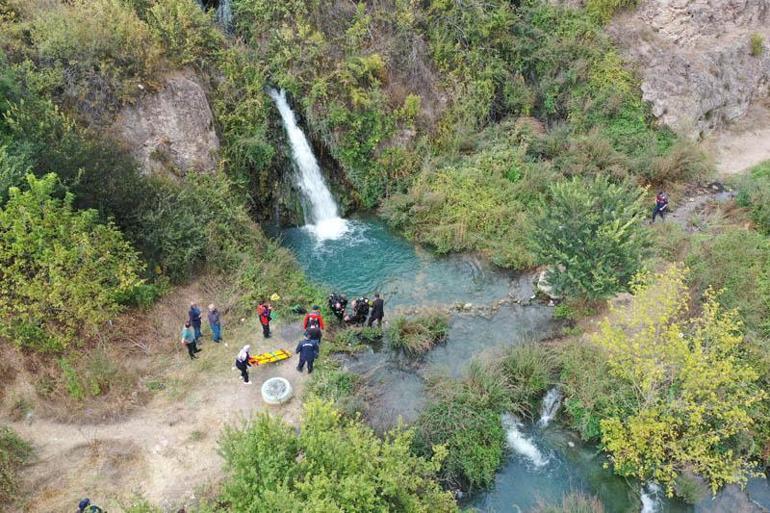 İki çocuğunu boğulmaktan kurtardı, kendisi öldü