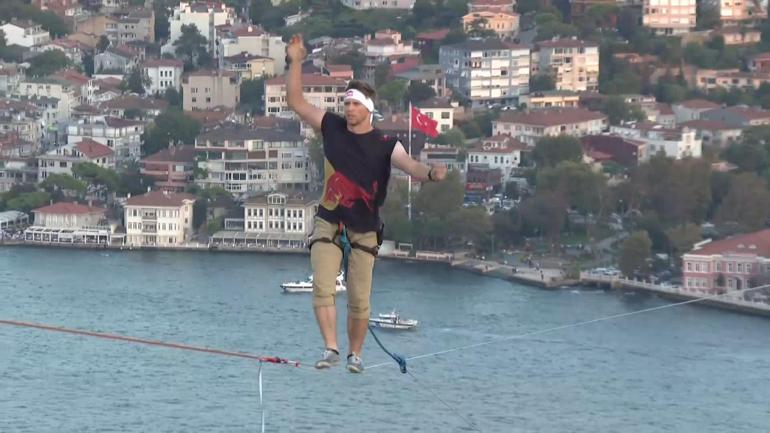 Estonyalı atlet 15 Temmuz Köprüsü'nü halat üzerinde yürüyerek geçti