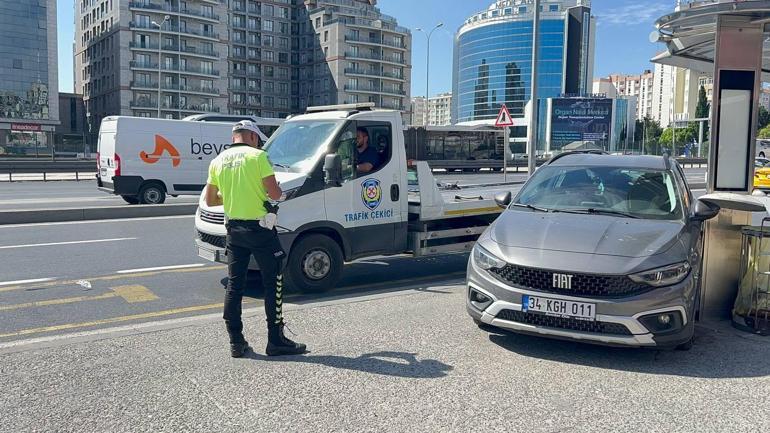 Esenyurt'ta lastiği patlayan otomobil otobüs durağına daldı: O anlar kamerada