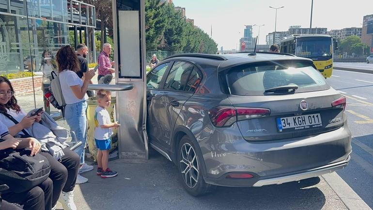 Esenyurt'ta lastiği patlayan otomobil otobüs durağına daldı: O anlar kamerada