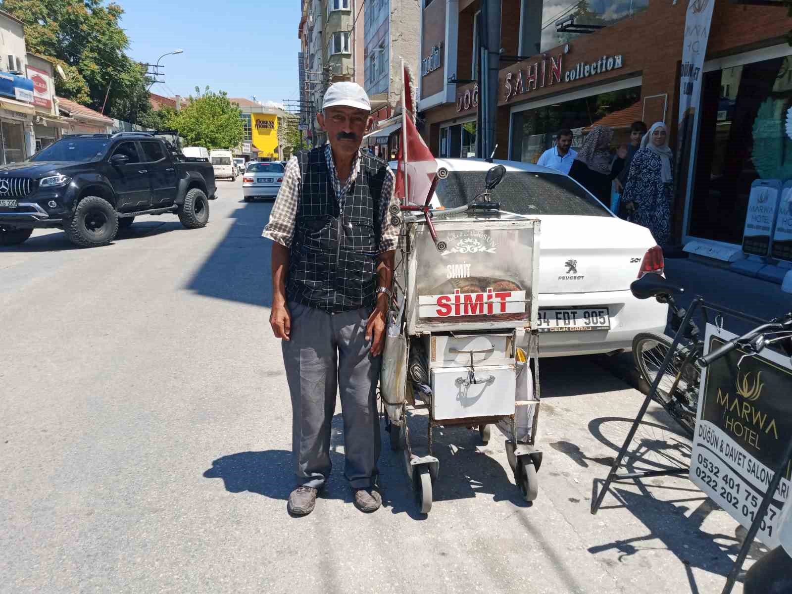 ’Simitçi Salim’ el arabasıyla her gün binlerce adım atıyor