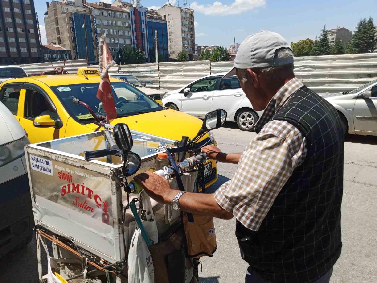 ’Simitçi Salim’ el arabasıyla her gün binlerce adım atıyor