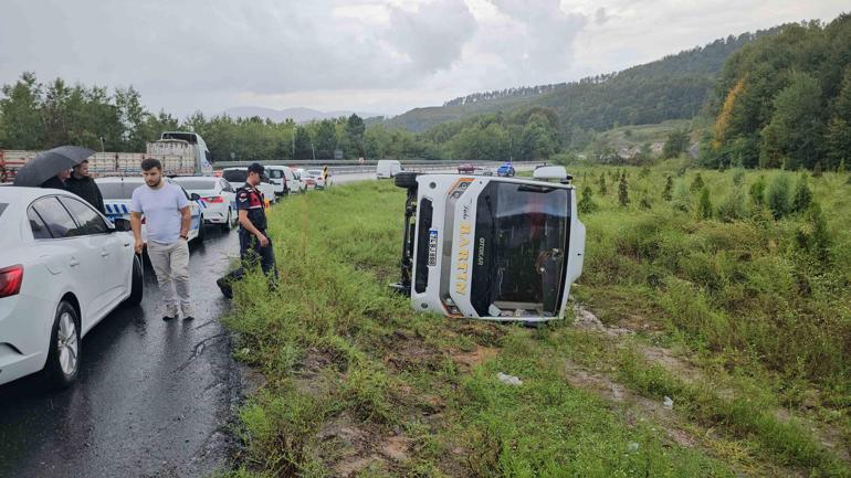 Zonguldak'ta yolcu midibüsü devrildi: 9 yaralı