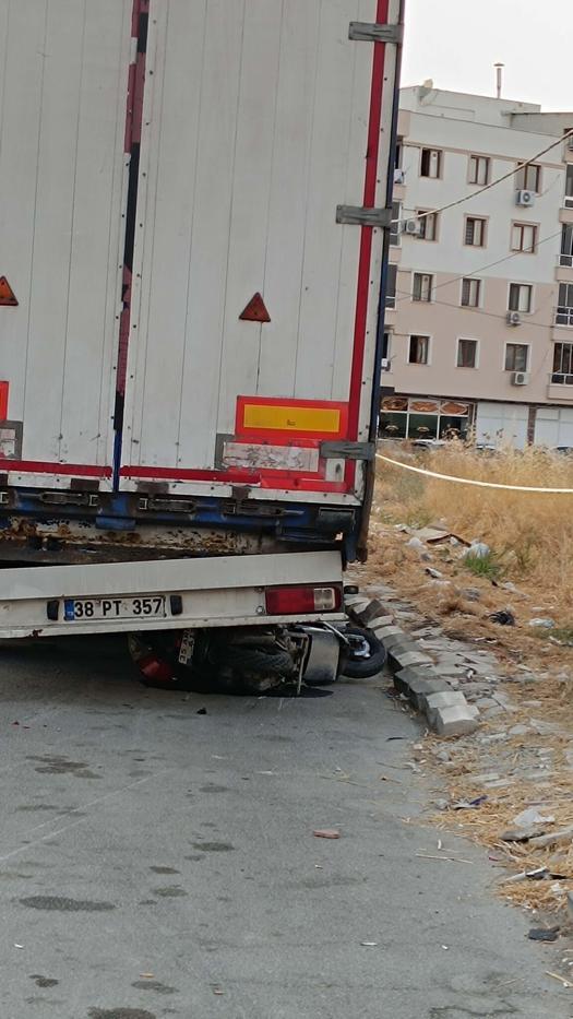 Motosikletin TIR'a çarptığı, 1 kişinin öldüğü, 1 kişinin de yaralandığı kaza kamerada