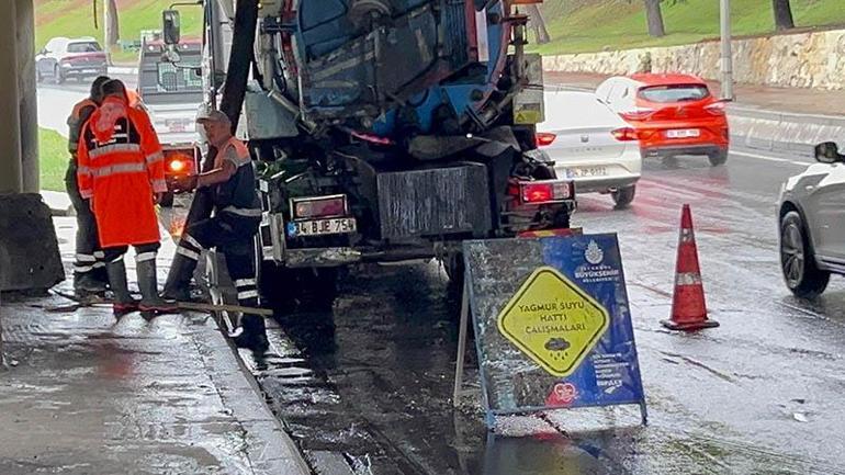 Bakırköy'de alt geçidi su bastı; trafik durma noktasına geldi