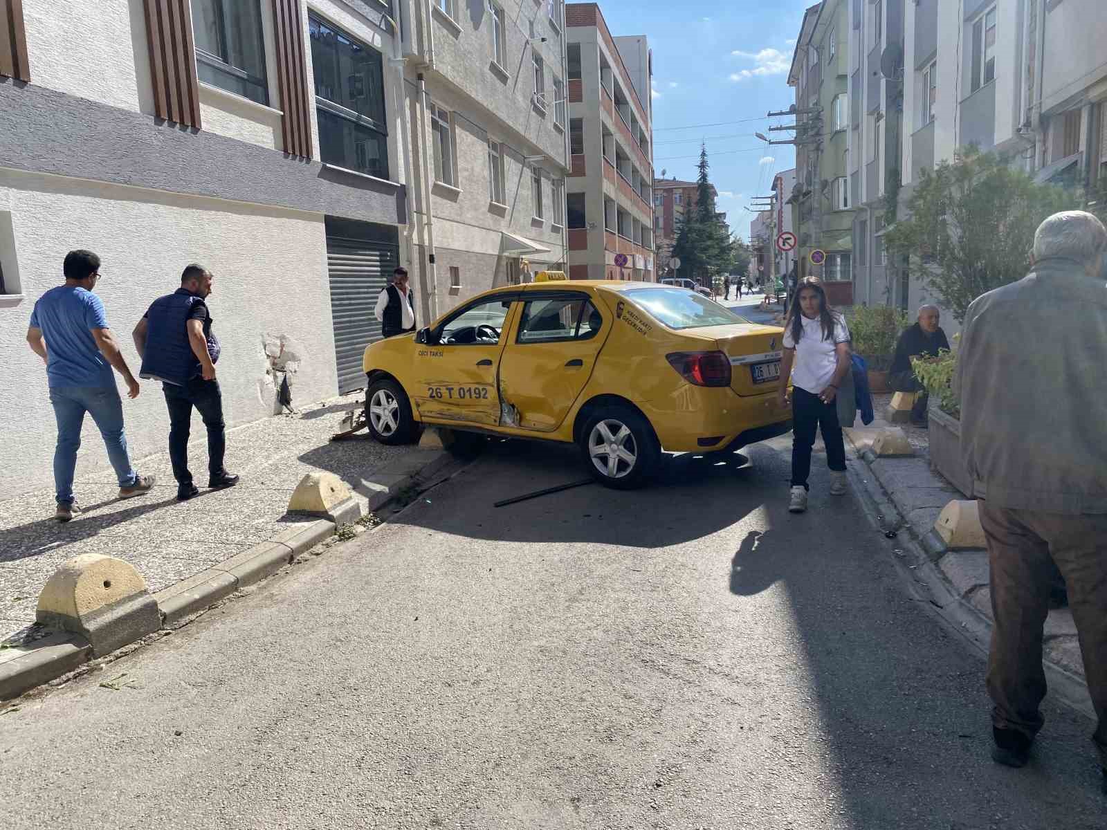 Hafif ticari aracın yandan çarptığı taksi savrularak binanın duvarına çarptı