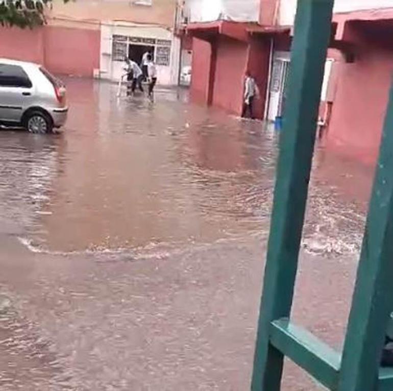 Diyarbakır’da sağanak ve dolu; yollar göle döndü