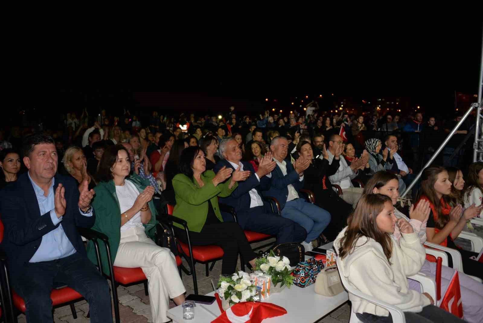 Bozüyük kurtuluşunu sevilen sanatçı Haluk Levent’in konseri ile kutladı