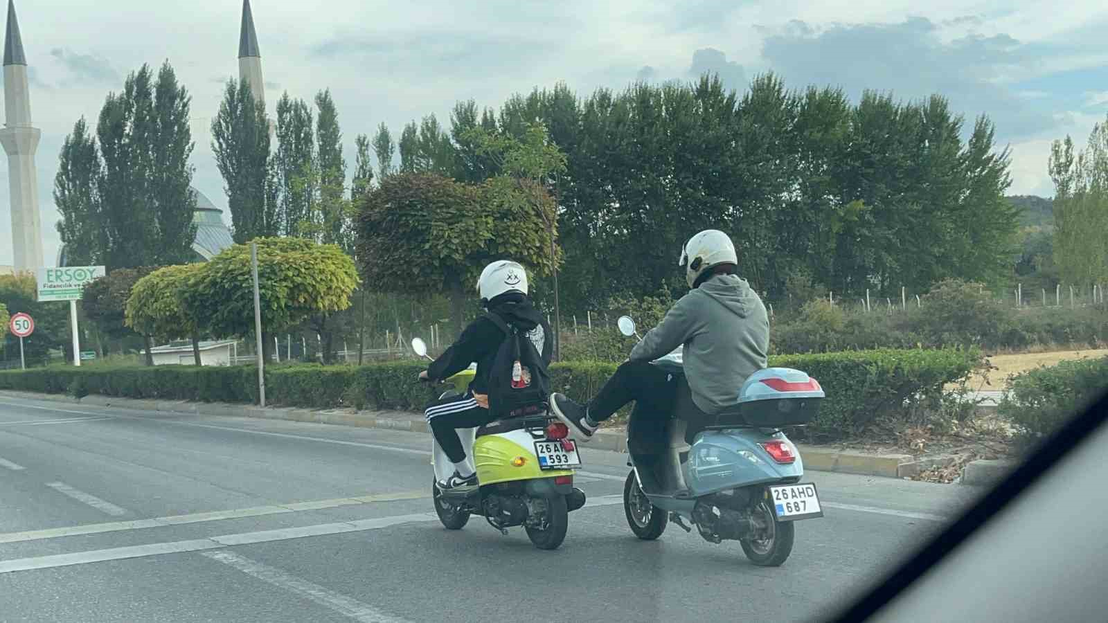 Arkadaşının bozulan motosikletini ayağı ile iten sürücü trafiği tehlikeye attı