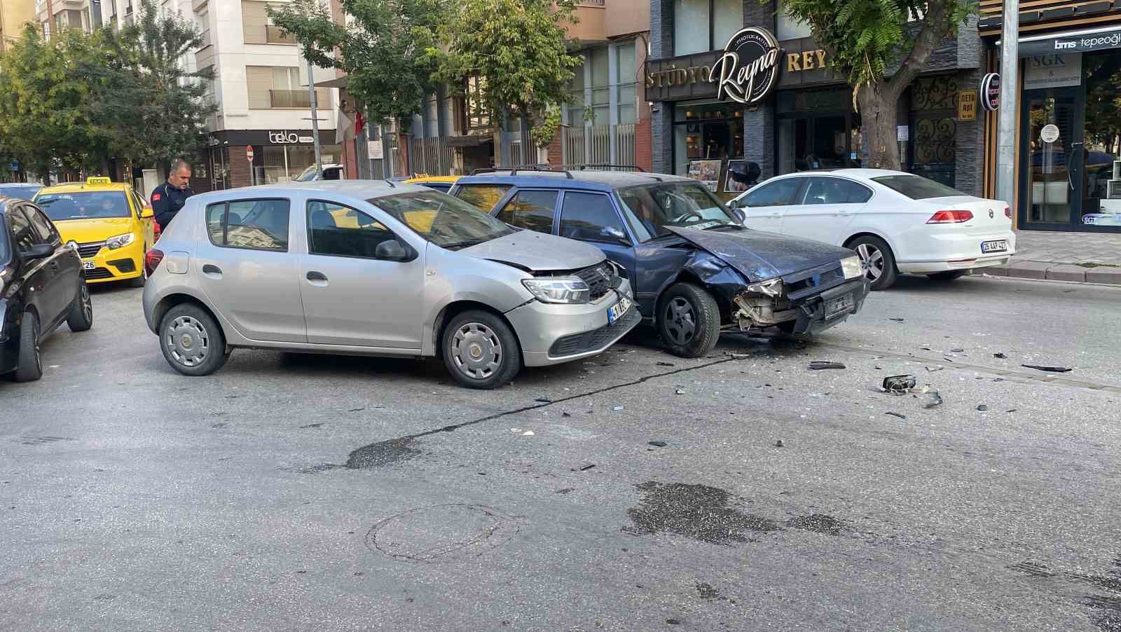 Caddenin sokakla kesişiminde 2 otomobil çarpıştı: 1 yaralı