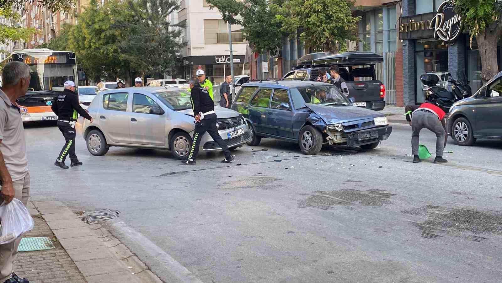 Caddenin sokakla kesişiminde 2 otomobil çarpıştı: 1 yaralı