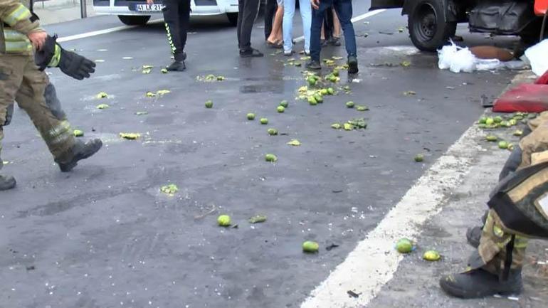 Avcılar TEM Otoyolunda yön tabelasına çarpan kamyonetin motoru fırladı