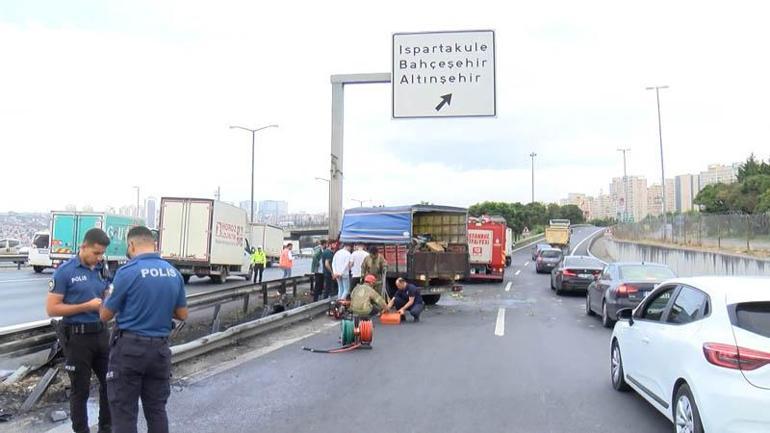 Avcılar TEM Otoyolunda yön tabelasına çarpan kamyonetin motoru fırladı